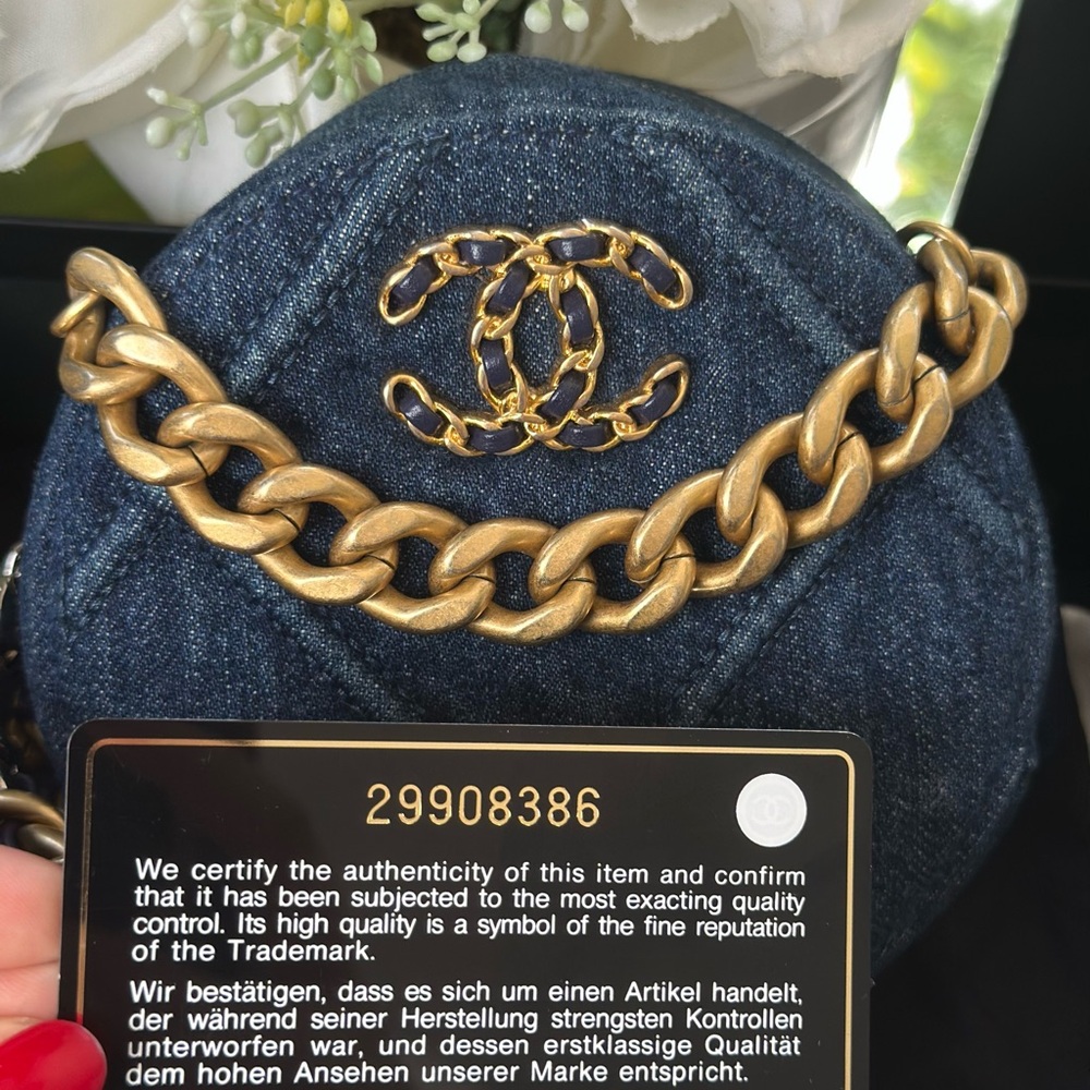 Chanel 19 denim round bag cross body - Picture 4 of 12